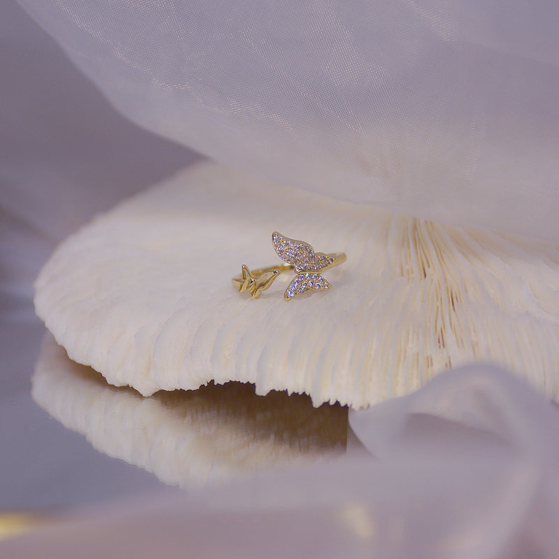 Exquisito anillo de temperamento con alas de hada y mariposa de circonio con microincrustaciones