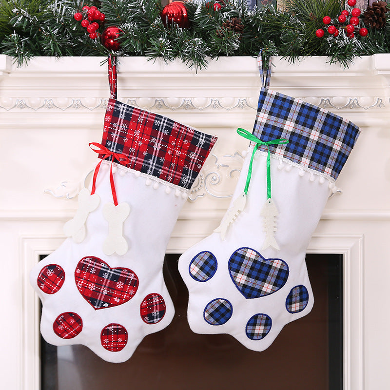 Calcetín navideño con pata de perro