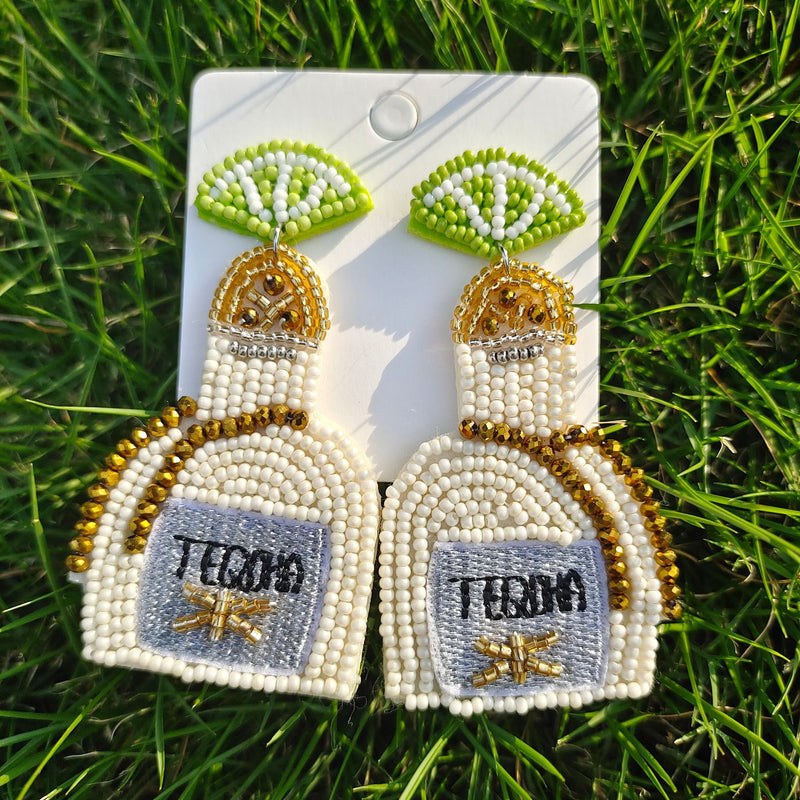 Pendientes largos con cuentas de botella de tequila personalizados de Minority Fashion