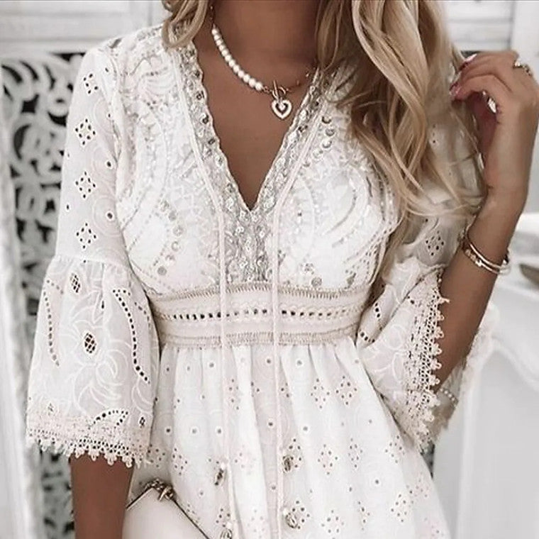 Vestido bordado con borlas huecas y cuello en V blanco