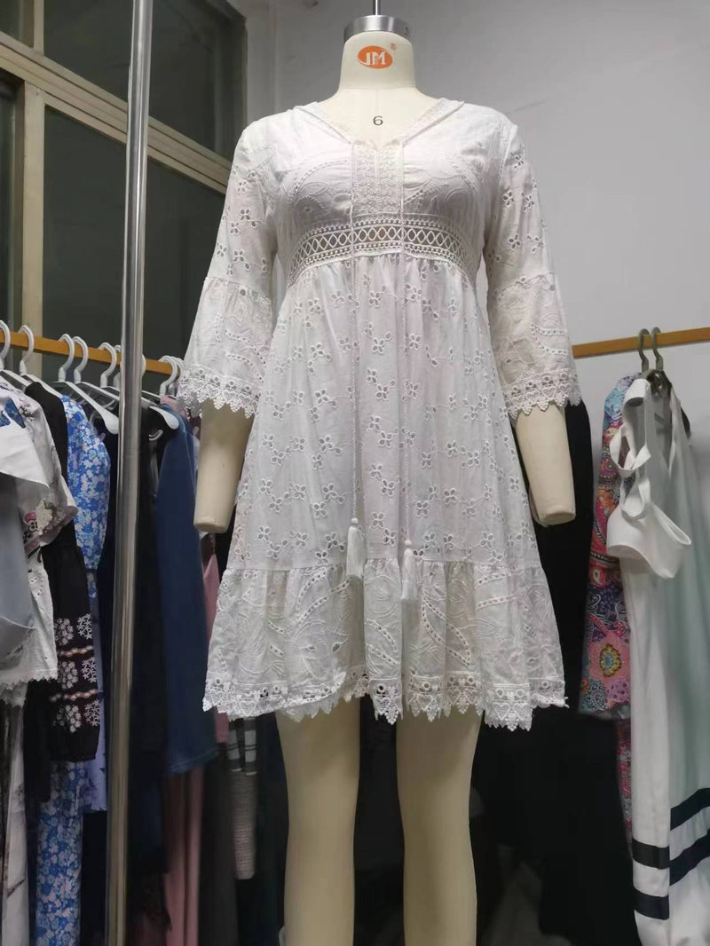 Vestido bordado con borlas huecas y cuello en V blanco