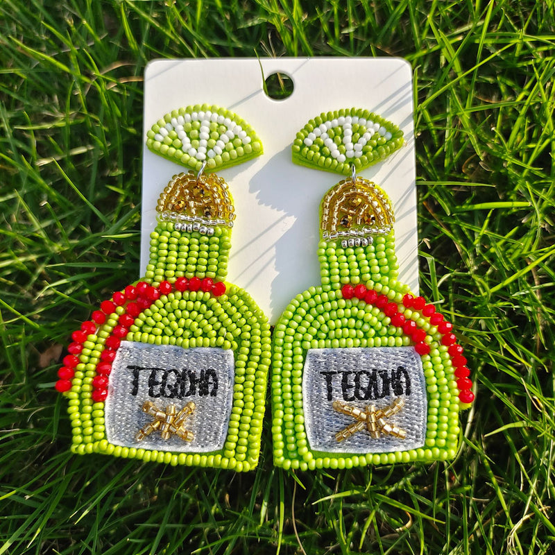 Pendientes largos con cuentas de botella de tequila personalizados de Minority Fashion