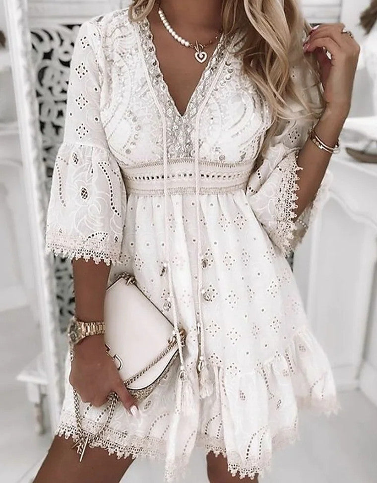 Vestido bordado con borlas huecas y cuello en V blanco