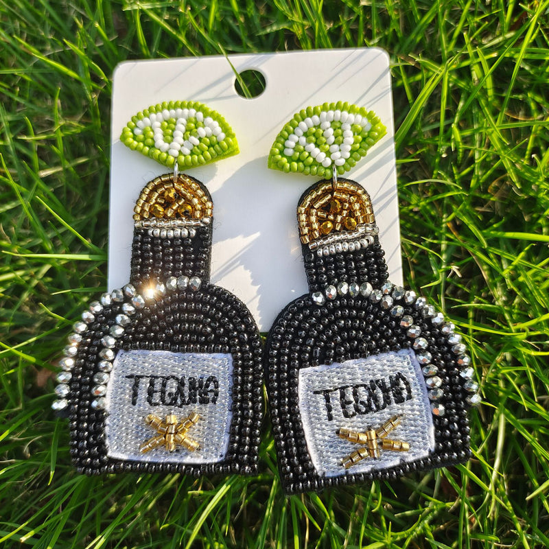 Pendientes largos con cuentas de botella de tequila personalizados de Minority Fashion