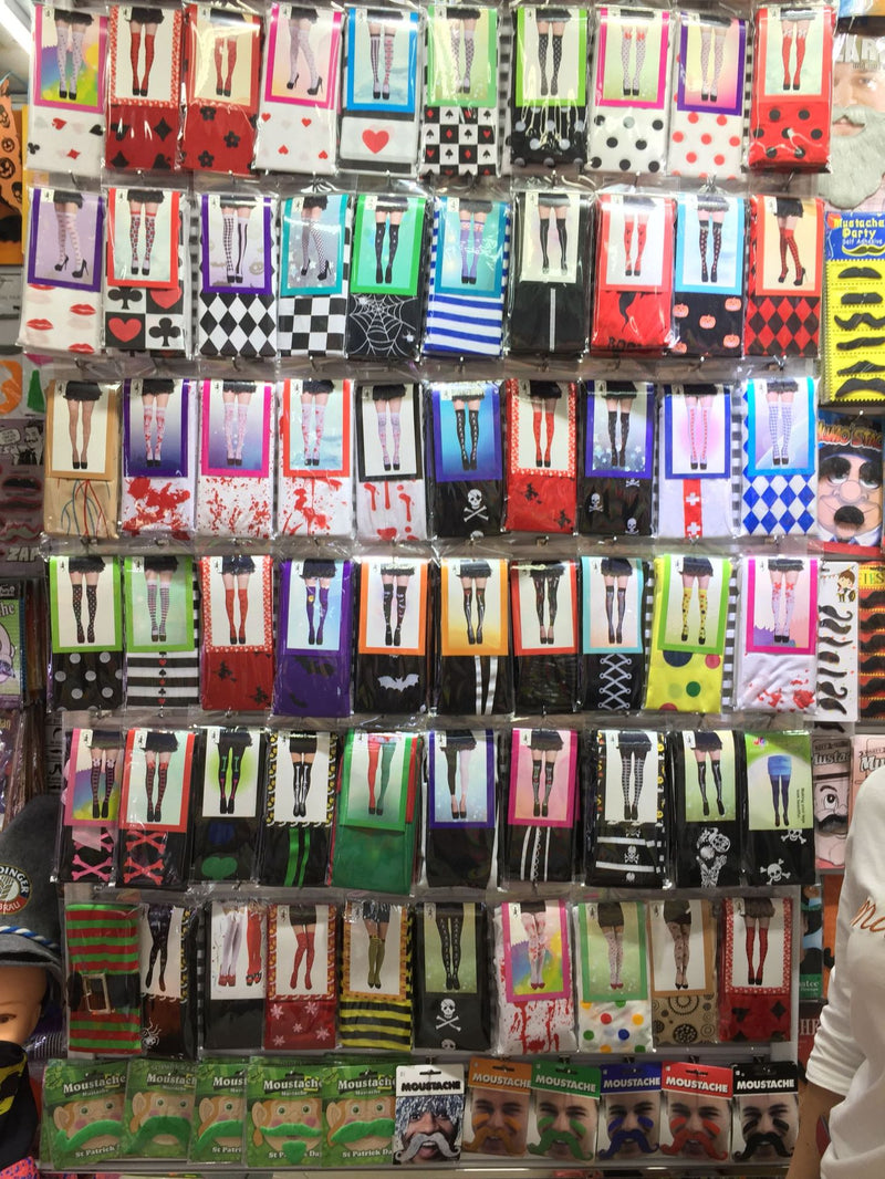 Calcetines navideños a rayas con bonitos accesorios