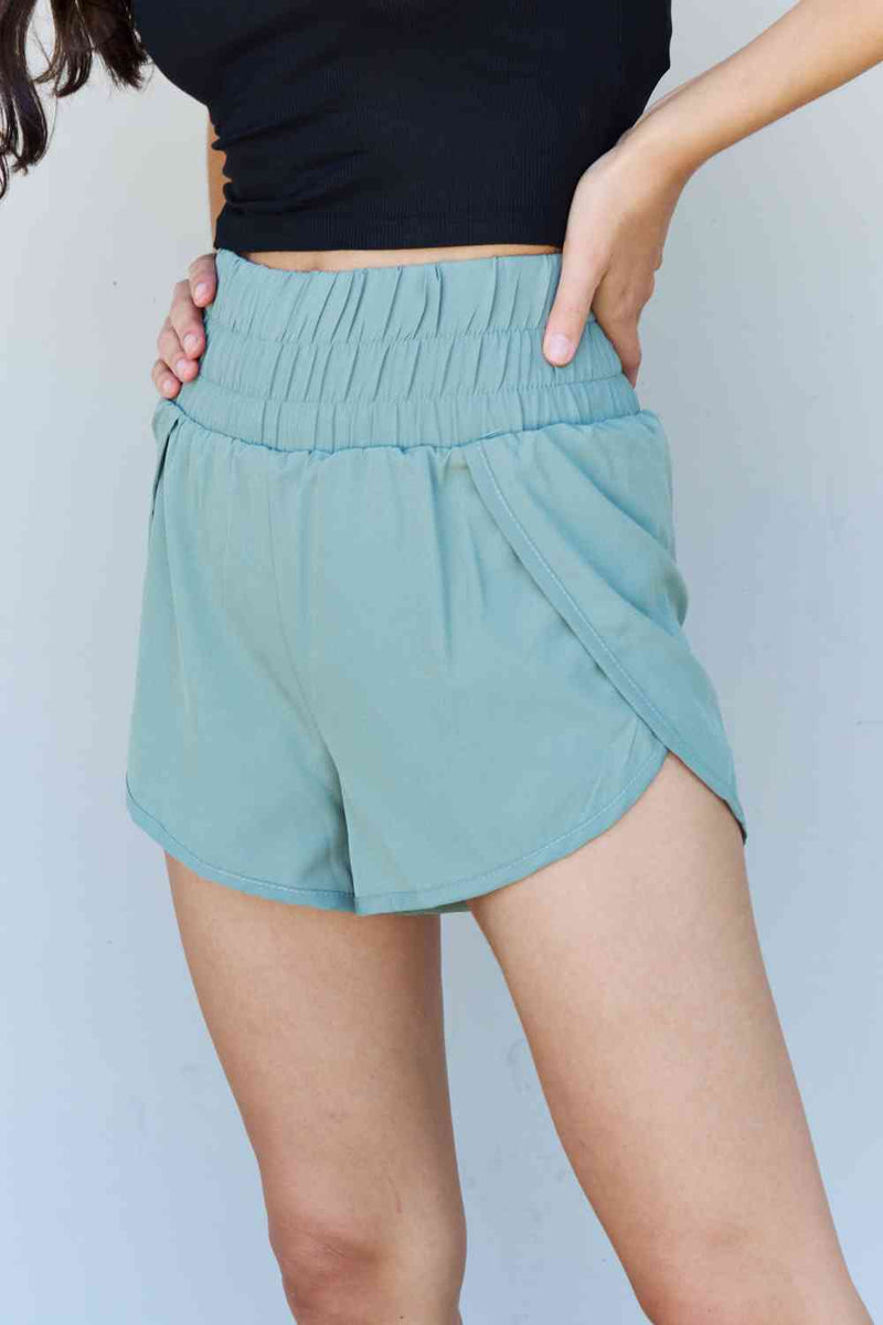 Pantalones cortos activos de cintura alta Stay Active de Ninexis en azul pastel