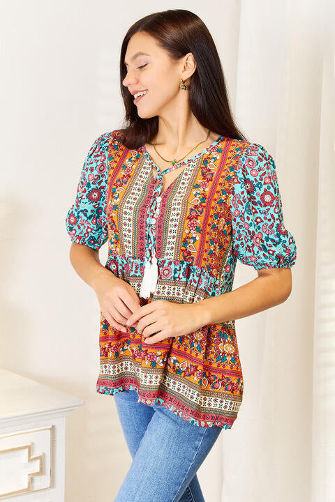 Blusa estilo babydoll con mangas abullonadas y borlas bohemias de Double Take